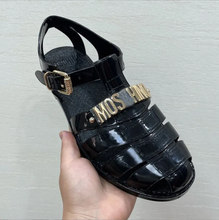 2023 Designers Classiques Femmes Sandale Pantoufles En Caoutchouc Sandales De Gelée Plage Plat Casual Chaussure Alphabet Couleur