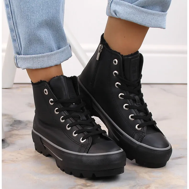 Baskets isolées sur la plateforme noir Big Star MM274039 le noir
