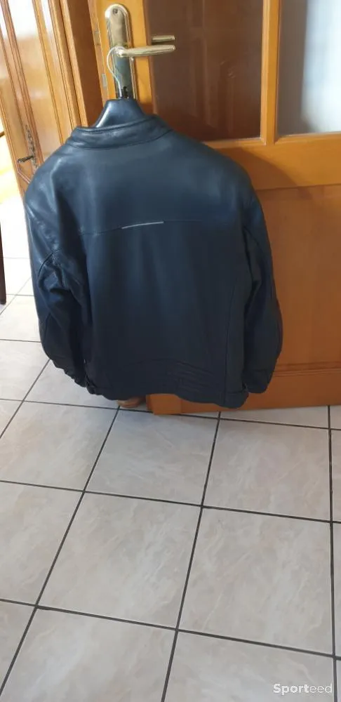 Blouson moto cuir  d'occasion Ajouté le : 03/10/2023