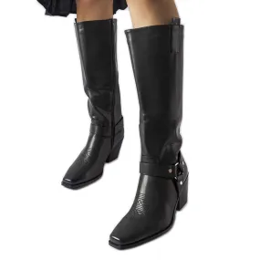 Bottes de cowboy noires sur le poteau le noir