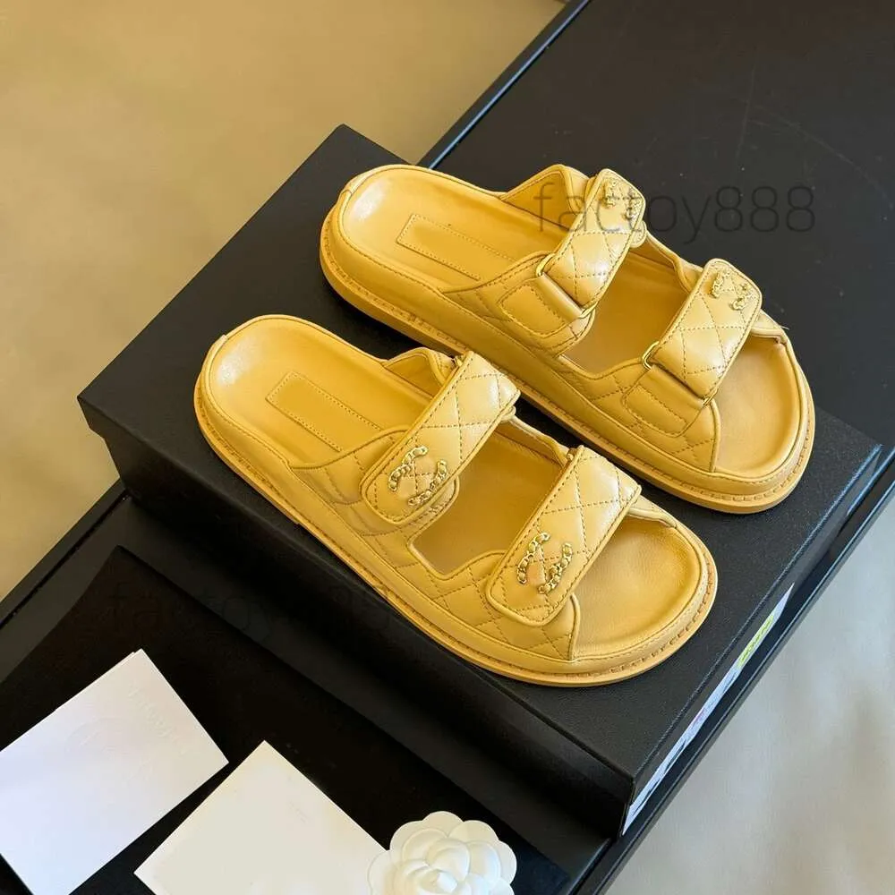 Chaîne Designer Sandales Célèbres Femmes Diapositives Sandale Plat Pantoufle Sliders Chaussures Bas Tongs Été Casual Sandale De 