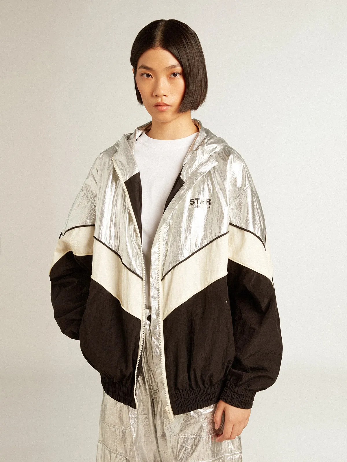 Veste coupe-vent femme en tissu technique argenté et noir | Golden Goose